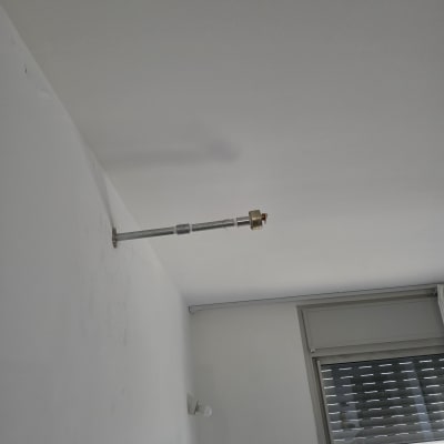 מתז כיבוי אש מותקן על תקרה בחדר