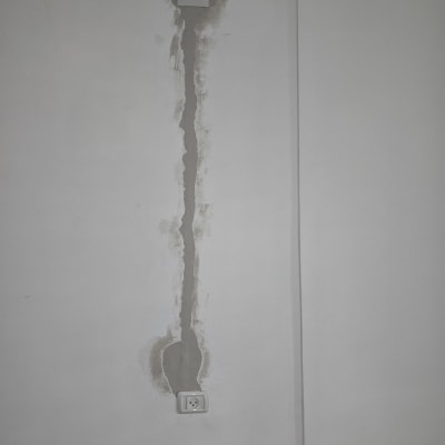 שקעי חשמל על קיר עם סימני תיקון