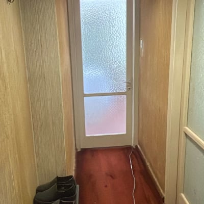 דלת זכוכית עם זכוכית מחוספסת במרכז המסדרון