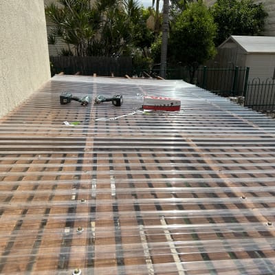 כלי עבודה על גג עץ עם כיסוי פלסטיק שקוף