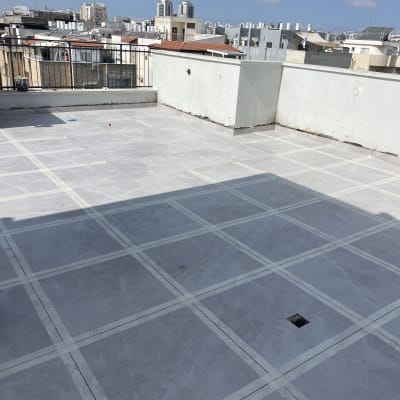 רצפת מרפסת עם קווי איטום בין האריחים