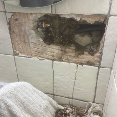 חור בקיר עם צינור ומחבר פליז