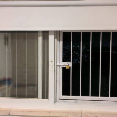 חלון עם סורגים ומנעול תלוי