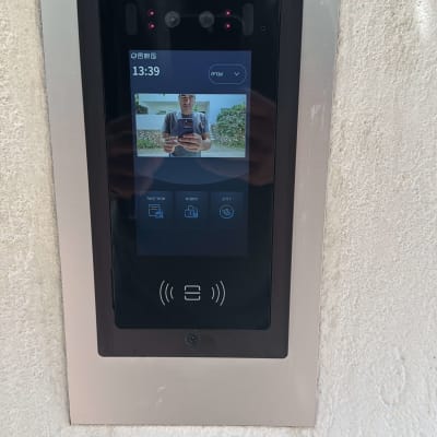 אינטרקום עם מסך מגע ותצוגת מצלמה