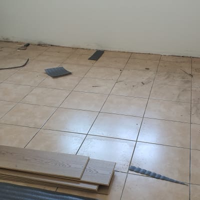 חדר עם רצפת קרמיקה, לוחות פרקט וכלי עבודה