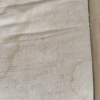 כרית ספה בהירה עם כתמים ולכלוך