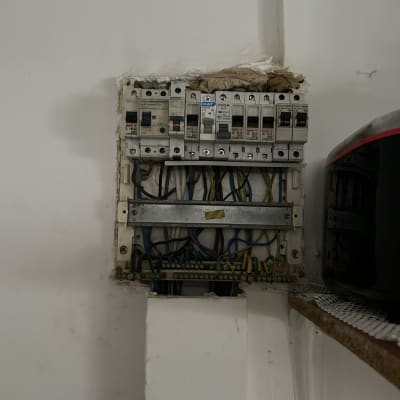 לוח חשמל עם מפסקים וחוטים צבעוניים