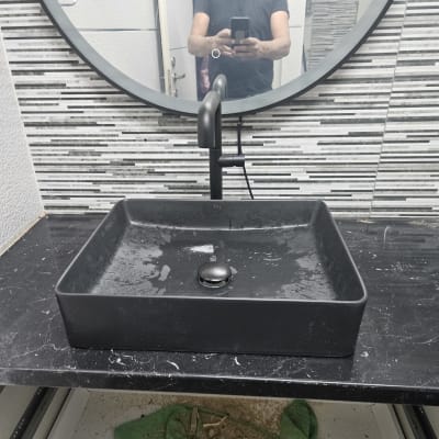 כיור שחור עם ברז, כלים מתחת לכיור