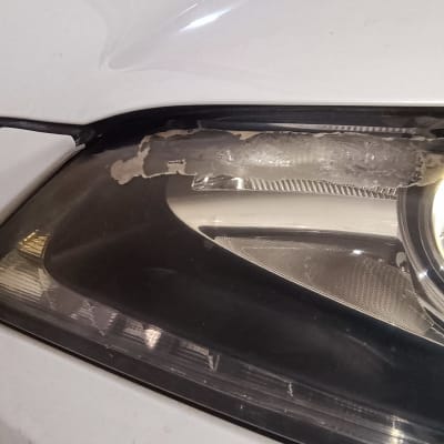 פנס רכב עם תיקון צבע על הכנף