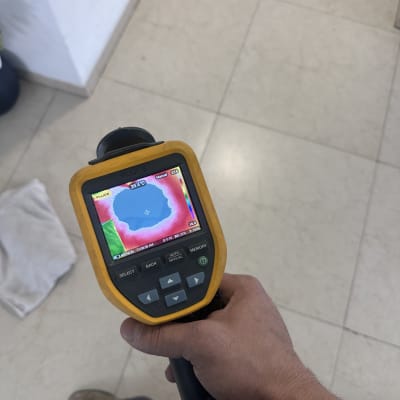 מד חום תרמי על רצפה עם תצוגת חום