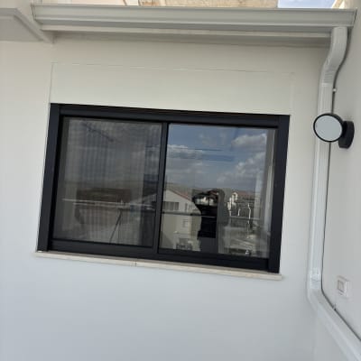 גג עם קורות מתכת ולוחות שקופים