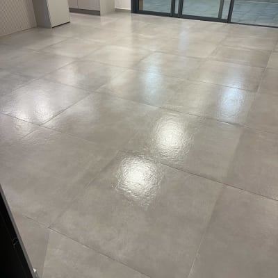 רצפה נקייה ומבריקה עם ארונות במטבח