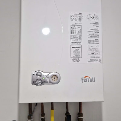 יחידת חימום גז עם צינורות חיבור