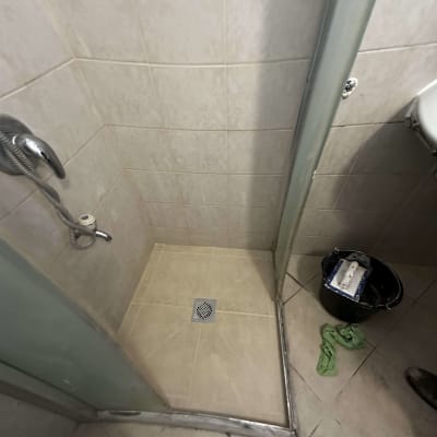 מקלחת עם איטום סביב הדלת והקירות