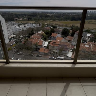 מרפסת עם נוף לעיר ולשדות