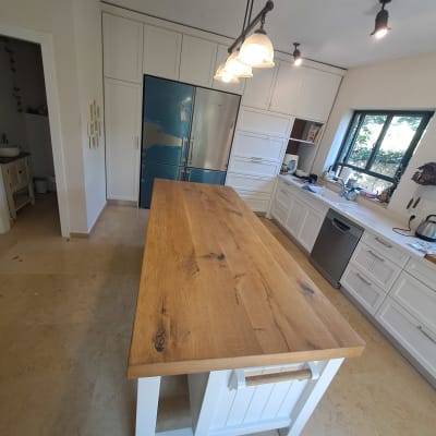 מטבח עם אי עץ, מקרר נירוסטה ותאורה תלויה