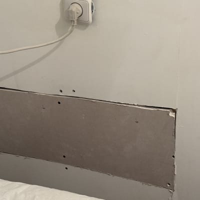 קיר עם חור ותיקון גבס ליד שקע חשמל