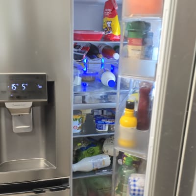 מקרר פתוח עם מוצרים שונים בפנים