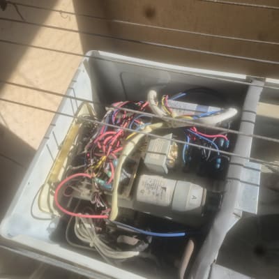 חלקים פנימיים של מזגן עם חוטי חשמל וצינורות.