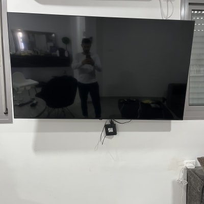 טלוויזיה מותקנת על קיר עם מזגן מעליה