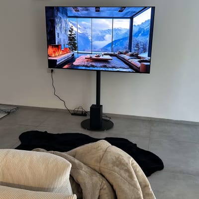 טלוויזיה מותקנת על מעמד עם כבלים חשמליים