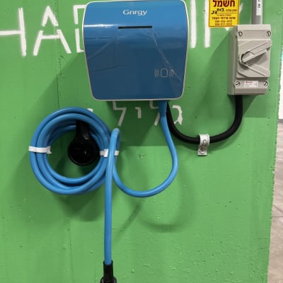 תחנת טעינה לרכב חשמלי עם כבל כחול