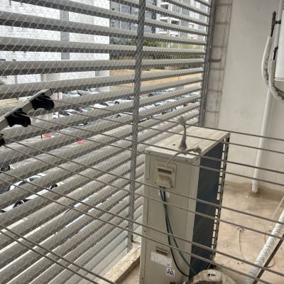 רשת למניעת כניסת יונים במרפסת עם מזגן