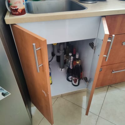 ארון מטבח פתוח עם צינור מתחת לכיור