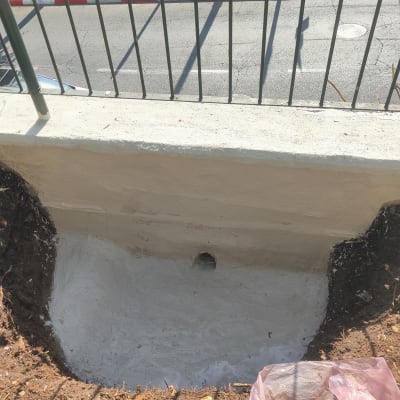 קיר אטום עם חור ניקוז בתהליך איטום