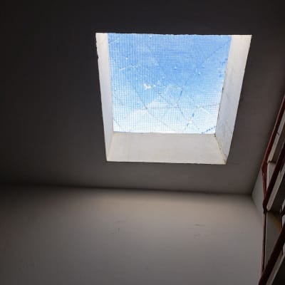 חלון זכוכית מרובע עם סדקים בתקרה