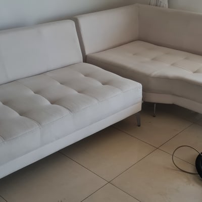 ספות לבנות עם כלי ניקוי על הרצפה