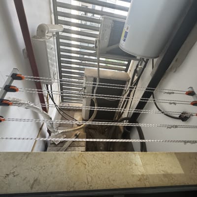 מתקן כביסה עם חבלים ומזגן על קיר חיצוני