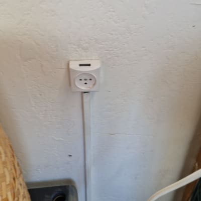 שקע חשמל על קיר לבן עם כבל