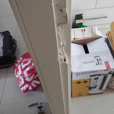 משקוף דלת פגום עם סימני שבירה