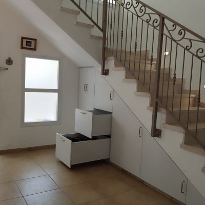 ארונות עץ מתחת למדרגות עם מגירות פתוחות