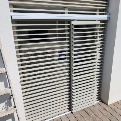 תריסי אלומיניום על קיר חיצוני