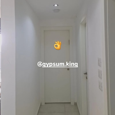 מסדרון עם דלתות ותקרה לבנה