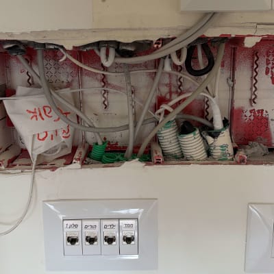 התקנת מספר נקודות רשת ותשתית תקשורת מושחלת בקיר