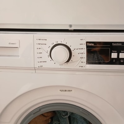 מכונת כביסה עם כפתורים ותצוגה