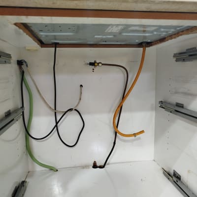 צינורות גז וצינורות חשמל בארון מטבח