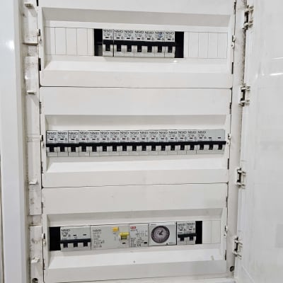 לוח חשמל עם מפסקים ומתגים חשמליים