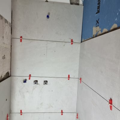 קיר עם אריחים מותקנים, חיבורים עם קליפסים אדומים