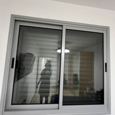 חלון זכוכית עם השתקפות של דמות מטושטשת