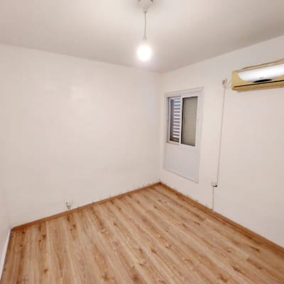 חדר עם רצפת עץ, מזגן ותאורה