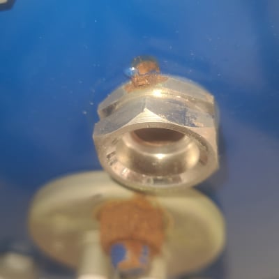 חלק מתכת כחול עם חיבורים, קשור לדוד שמש