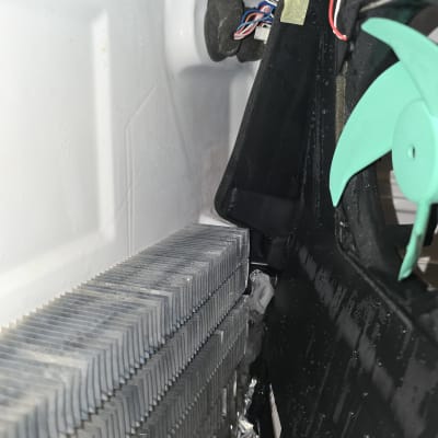 מאוורר ומעבה במקרר עם קרח