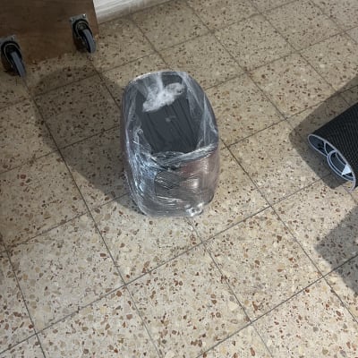 חפץ עטוף בניילון על רצפה עם גלגלים