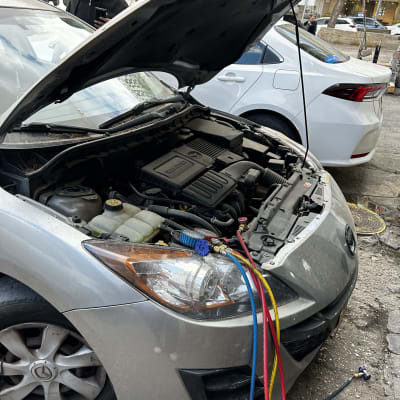 רכב עם מכסה מנוע פתוח וכלי עבודה חשמליים