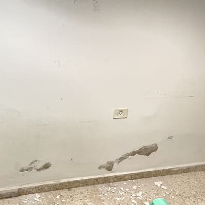 קיר עם צבע מקולף