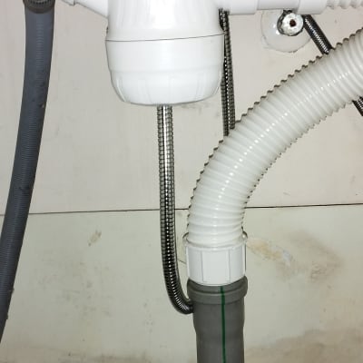 צנרת פלסטיק מתחת לכיור עם חיבורים וגומיות